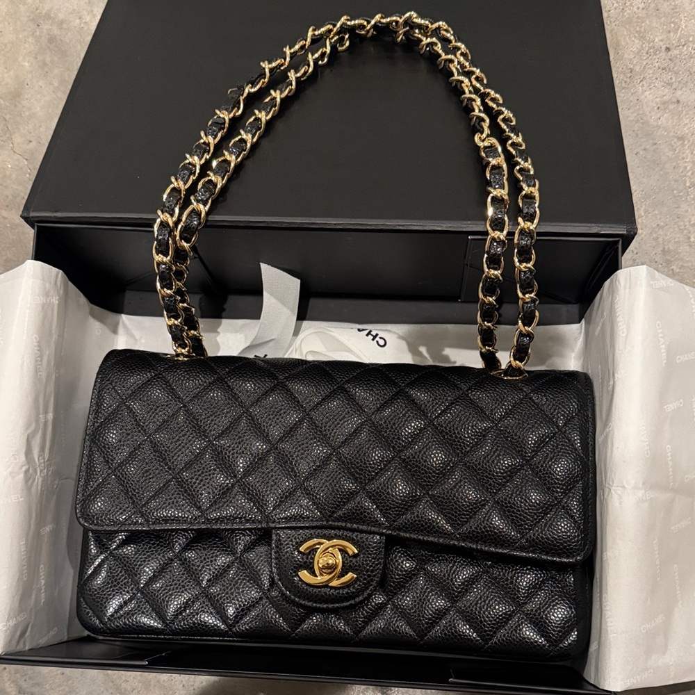 CHANEL Black Quilted Leather Shoulder Bag with Gold Chain